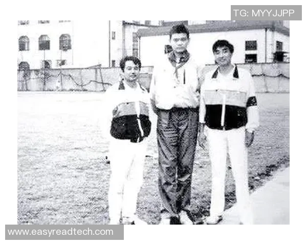 姚明篮球生涯回顾：从青涩少年到巅峰巨星的历年精彩瞬间