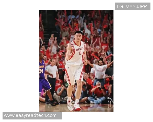 姚明在篮球场上运球的精彩瞬间展现了他的技术与魅力